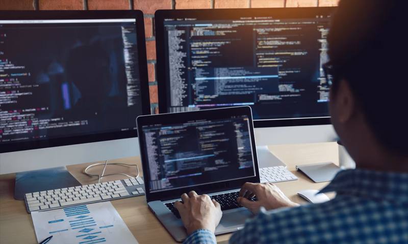 数据科学选型:R与Python如何赋能源汇区网站建设?